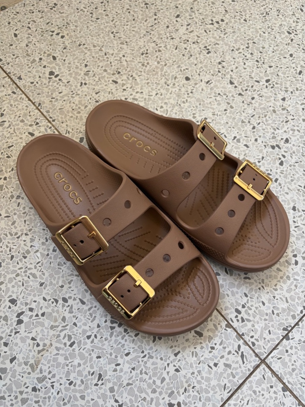 Crocs metallic buckle Saturday sandal